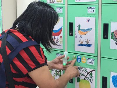 長輩將自己需要加強的營養類型標示貼在置物櫃中，增加環境提示，用餐時照服員會特別提醒長者注意營養補充。