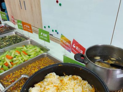 依照菜色的營養類型擺放標示。幫助長輩自己的營養結果及衛教課營養觀念落實到日常共餐飲食行為中。