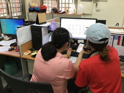 一粒麥子社福基金會社工與廚房備餐人員，使用創新工具進行菜單討論與規劃，將菜單上傳到營養送餐工作群組，由營養師遠程進行菜單評估並給予調整建議。