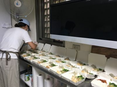 廚房備餐人員依照營養師提出菜色調整建議進行餐食準備。