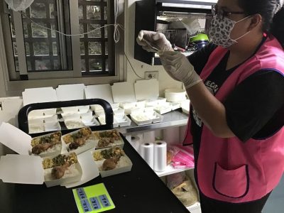 長者送餐大使於取餐時進行餐點拍攝紀錄，上傳到送餐工作群組供營養師進行執行追蹤。