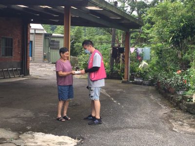 長者送餐大使進行送餐，並依照「銀色大門 送餐大使端」APP上任務說明進行長者日常生活關懷與用餐狀況詢問。並於送餐完成填寫長者關懷日誌才算完成此單。