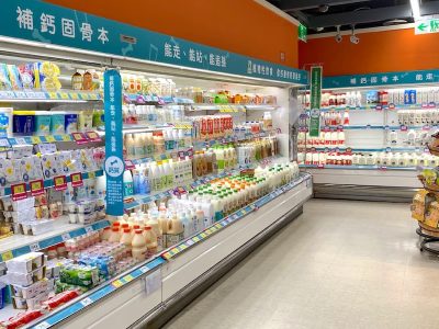 在超市內貨架專區設置營養標示，提示民眾食材類型營養價值，提供營養飲食概念知識。